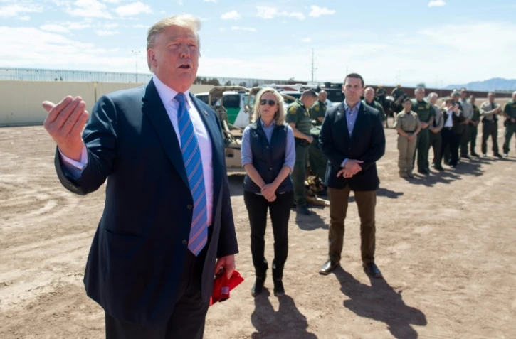 Le président américain Donald Trump devant un tronçon du mur frontalier avec le Mexique, dans la ville californienne de Calexico, le 5 avril 2019