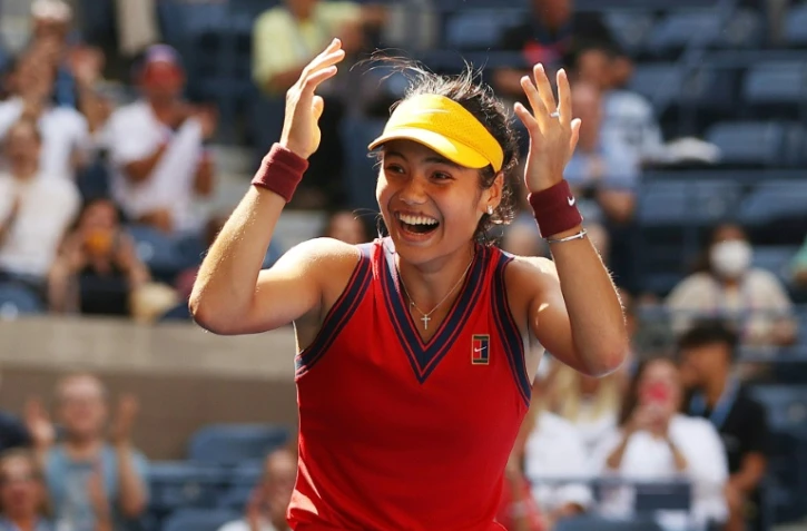 La joie de la Britannique Emma Raducanu, après avoir battu (6-3, 6-4) la Suissesse Belinda Bencic, en quart de finale de l'US Open, le 8 septembre 2021 à New York