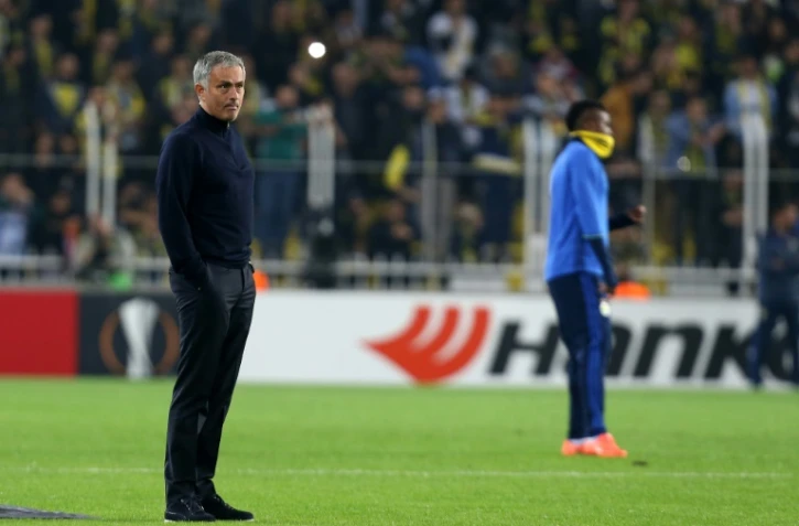 L'entraîneur de Manchester United  José Mourinho (g) attend le coup d'envoi du match face à Fenerbahçe en Europa League, le 3 novembre 2016 à Istanbul 