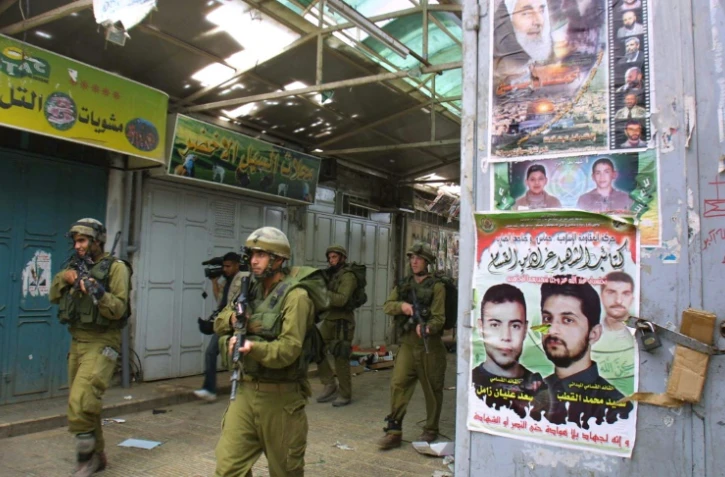 Des soldats israéliens dans Naplouse en en Cisjordanie occupée, le 24 juin 2004