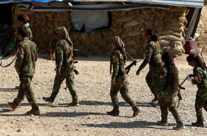 Des combattantes kurdes tiennent une position près de Bachiqa, à 25 kilomètres au nord-est de Mossoul, le 6 novembre 2016