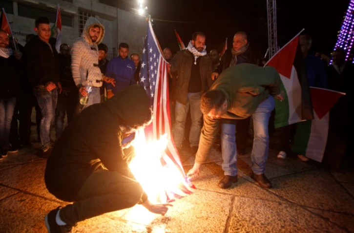 Des manifestants palestiniens brûlent le drapeau américain à Bethléem en Cisjordanie occupée, le 6 décembre 2017