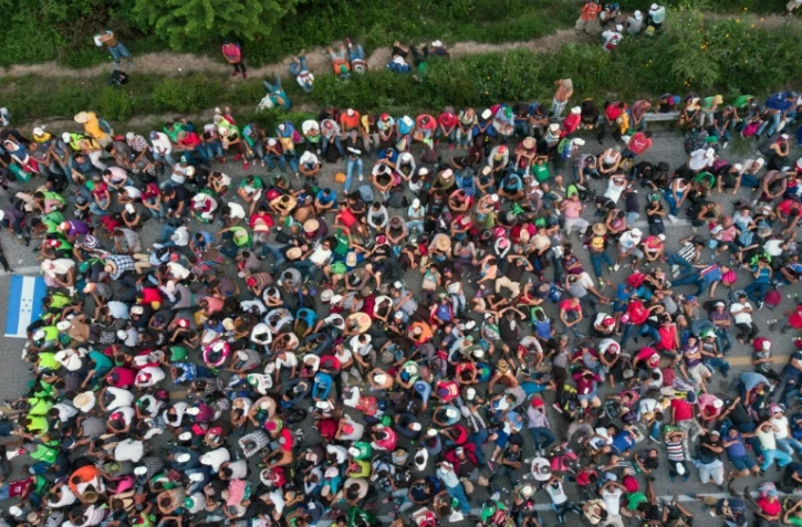 Vue aérienne de la caravane de migrants, sur la route entre Arriaga et Tapanatepec, au sud du Mexique, le 27 octobre 2018