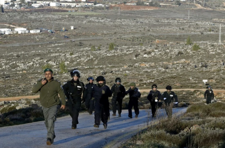 Des soldats israéliens déployés le 1er février 2017 au bas de la colline d'Amona  