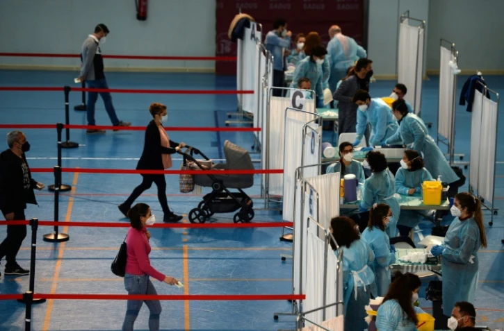 Des enseignants attendent de recevoir une dose de vaccin à l'Université de Séville (Espagne), le 24 février 2021