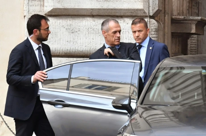 Le Premier ministre italien désigné Carlo Cottarelli (c) quitte le Parlement après une réunion informelle avec le président Sergio Mattarella, le 30 mai 2018 à Rome