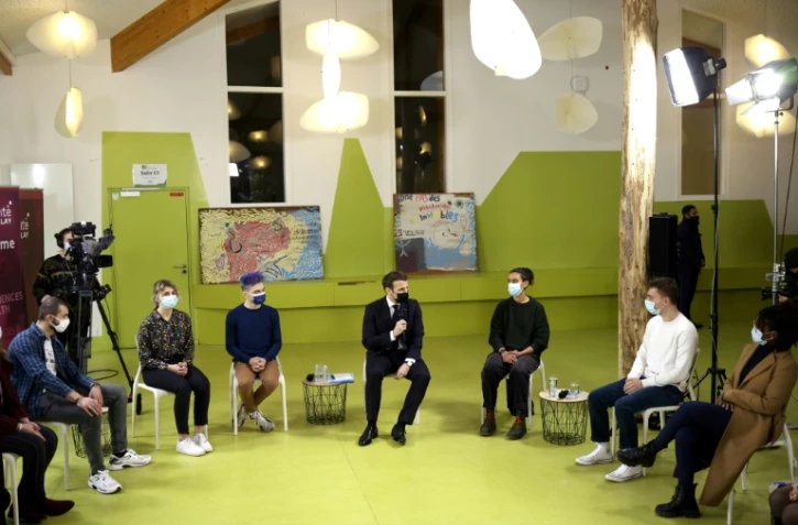 Le président Emmanuel Macron s'entretient avec des étudiants à la maison des Etudiants à l'université de Paris-Saclay, le 21 janvier 2021