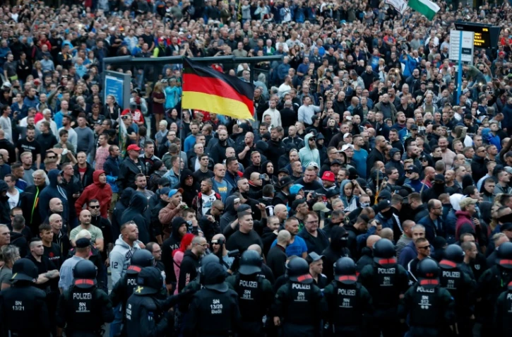 Des manifestants d'extrême droite défilent à Chemnitz, épicentre de la protestation anti-étrangers en Allemagne, le 27 août 2018