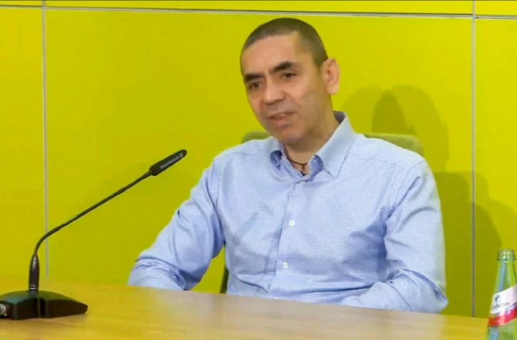 Capture d'écran d'une conférence de presse live de Ugur Sahin, co-dirigeant de BioNTech, à Mayence le 22 décembre 2020