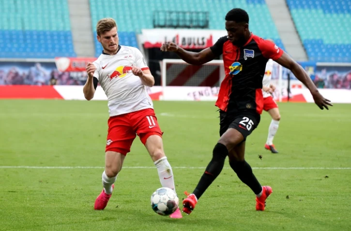 L'attaquant de Leipzig, Timo Werner (g), aux prises avec le défenseur du Hertha Berlin, Jordan Torunarigha, lors du match de Bundesliga à Leipzig, le 27 mai 2020
