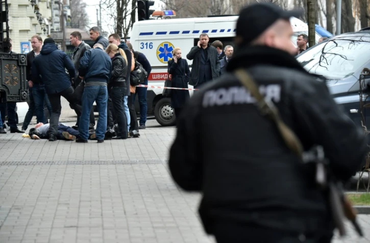 La police sur les lieux de l'assassinat de l'ancien député russe Denis Voronenkov dans le centre de Kiev, le 23 mars 2017