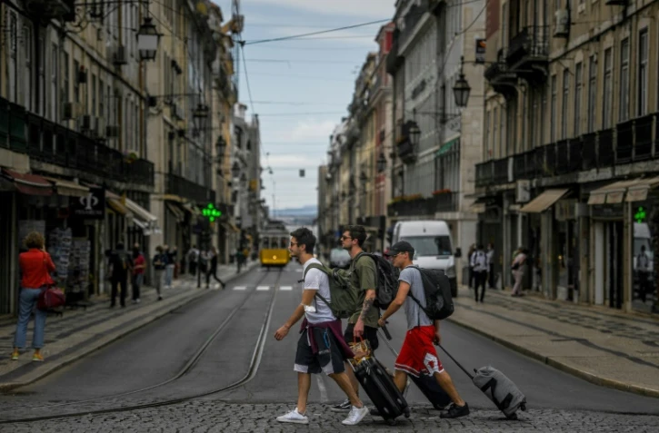 Des touristes à Lisbonne, le 18 juin 2021 au Portugal