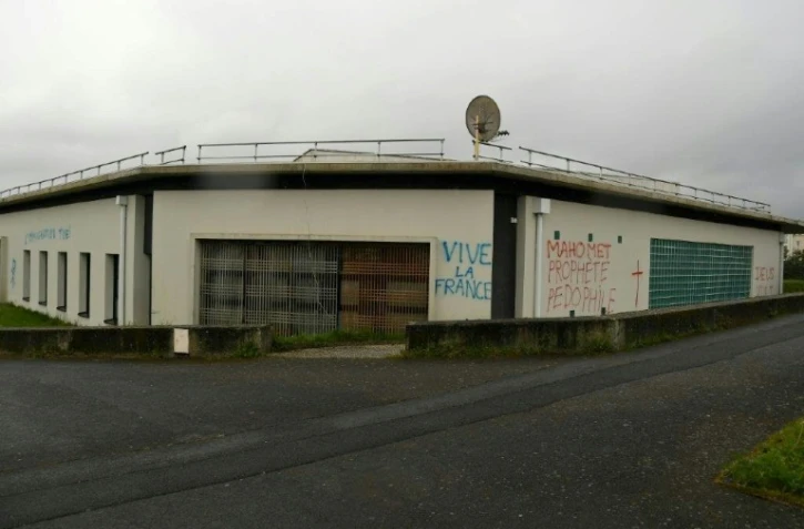 Photo diffusée le 11 avril 2021 par le ministère de la Justice des tags anti-musulmans sur les murs du centre culture islamique d'Avicenne à Rennes