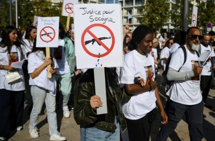 Marche blanche, le 21 octobre 2023 à Marseille, en mémoire de Soucayna, 24 ans, fauchée chez elle début septembre par une rafale de kalachnikov tirée à l'aveugle

victime collatérale des trafics de stupéfiants.