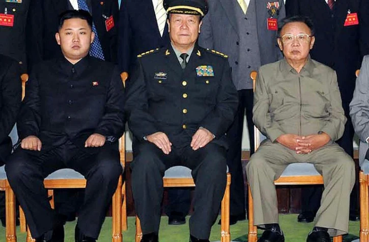 L'ex-leader nord coréen Kim Jong-Il (D) et son fils, actuel dirigeant, Kim Jong-Un (G), à Pyongyang le 25 octobre 2010 