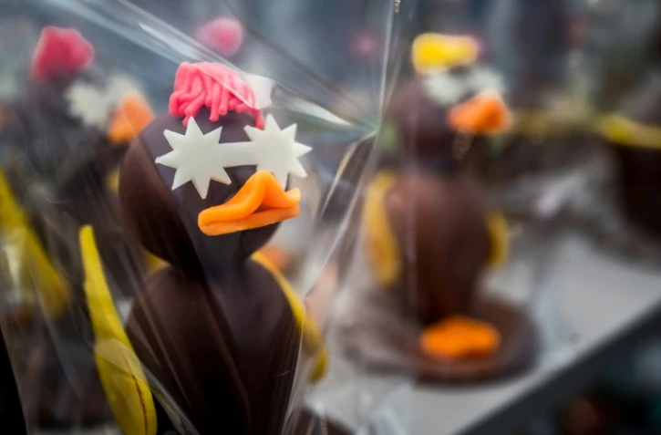 Des pingouins fabriqués avec du chocolat lors du festival du chocolat "Festichoc" à Versoix, près de Genève, le 16 mars 2024