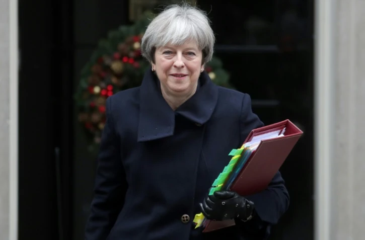 La Première ministre britannique Theresa May sort du 10 Downing Street, le 6 décembre 2017 à Londres