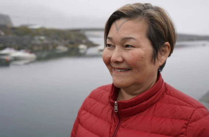 La psychologue Andu Schiødt Pikilak, un tatouage inuit sur son front, le 29 août 2024 à Nuuk, au Groenland