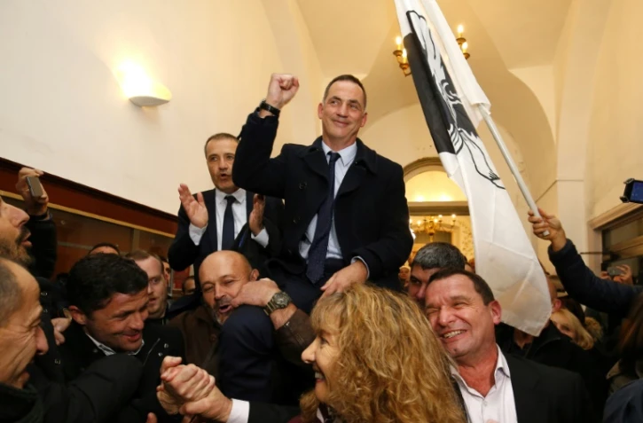 L'autonomiste Gilles Simeoni (C) et l'indépendantiste Jean-Guy Talamoni (G), le 10 décembre 2017 à Bastia 