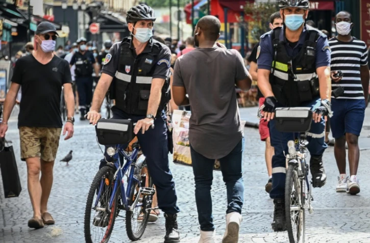 Des policiers municipaux demandent à des passants de porter un masque, à Paris le 15 août 2020