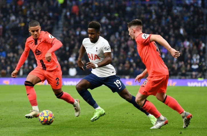 Le défenseur anglais de Norwich City, Max Aarons (g.), et le milieu de terrain écossais de Norwich City, Billy Gilmour (d.), disputent le ballon au milieu de terrain anglais de Tottenham Hotspur, Ryan Sessegnon (c.), lors du match de Premier League entre Tottenham Hotspur et Norwich City au stade de Tottenham à Londres, le 5 décembre 2021.
