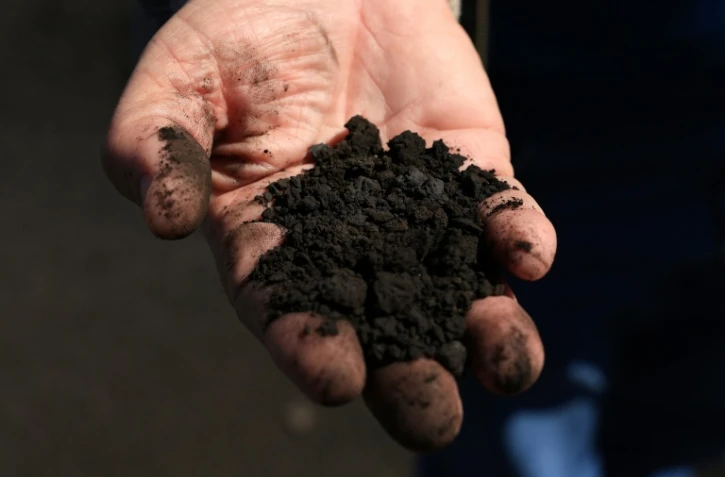 L'ingénieur albanais Beqir Kila, expert en environnement, montre des déchets d'Elbasan, le 7 mars 2025, en Albanie