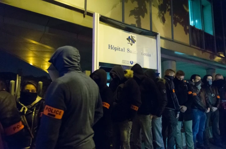 Des policiers manifestent dans la nuit du 18 au 19 octobre 2016 devant l'hôpital Saint-Louis à Paris, où leurs collègues blessés à Viry-Châtillon sont hospitalisés