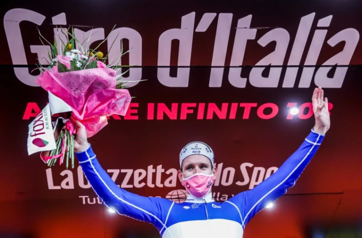 Arnaud Démare sur le podium après sa victoire dans la 4e étape du Tour d'Italie le 6 octobre 2020 à Villafranca Tirrena