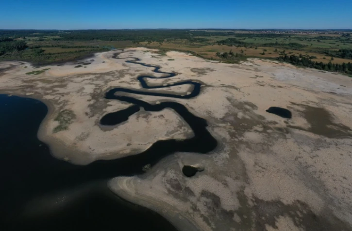 Le "Lac de l'Entonnoir" asséché, connu sous le nom de "Lac du Bouverans," à Bouverans, dans le département du Doubs, le 3 août 2022