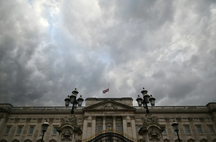 L'Union Jack en berne sur le palais de Buckingham à Londres après la mort du prince Philip, le 9 avril 2021