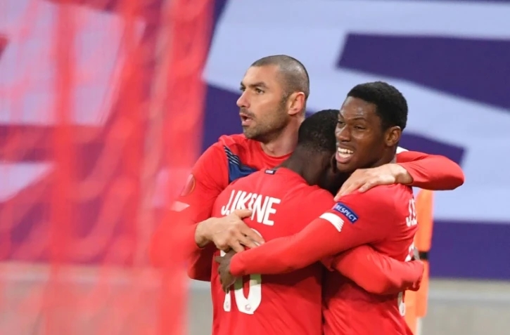 L'attaquant turc de Lille, Burak Yilmaz (g), auteur d'un doublé, célèbre avec ses coéquipiers, lors du match de Ligue Europa contre le Sparta Prague, le 3 décembre 2020 à Villeneuve-d'Ascq