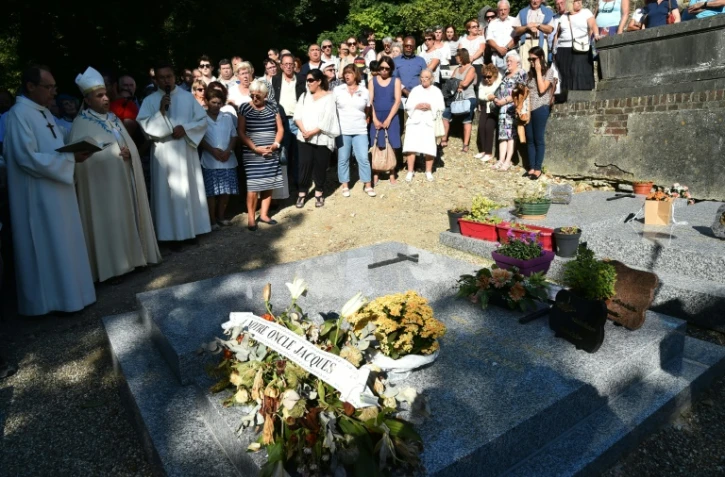 L'archevêque de Rouen Dominique Lebrun (2e G) lors des cérémonies d'un discours sur la tombe du prêtre égorgé fin juillet en pleine messe par deux jihadistes, Jacques Hamel, le 15 août 2016