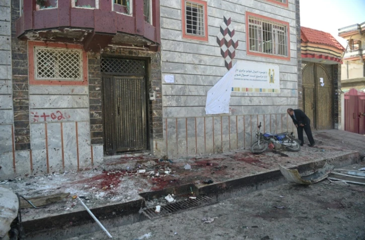 Un Afghan sur le site de l'attentat-suicide le 22 avril à Kaboul dans un centre d'enregistrement pour les législatives prévues en octobre.