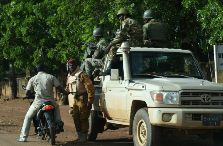 Des troupes de l'armée burkinabée près du camp militaire de Sangoule Lamizana à Ouagadougou, le 22 septembre 2015