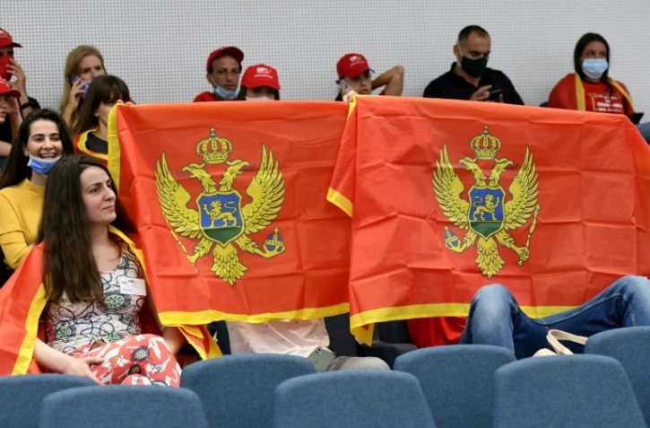 Des partisans du parti du président monténégrin Milo Djukanovic attendent les résultats des élections le 30 août 2020 à Podgorica