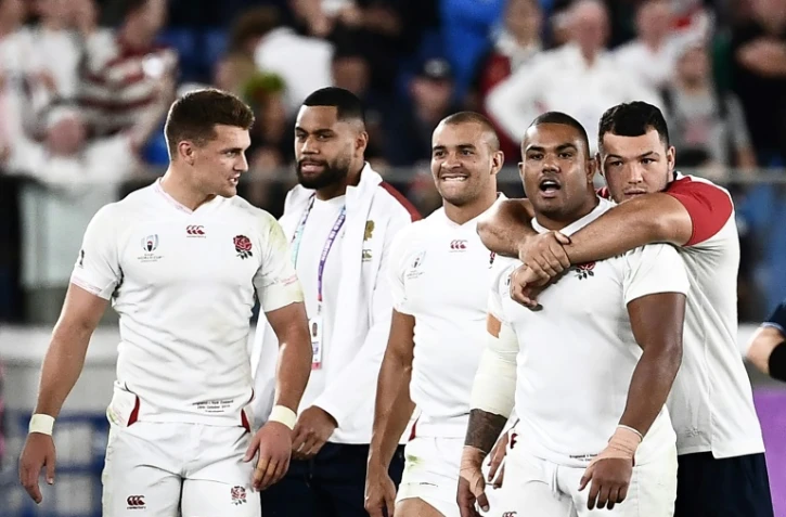 Les joueurs de l'équipe d'Angleterre se congratulent après avoir battu les All Blacks en demi-finales du Mondial de rugby, le 26 octobre 2019 à Yokohama