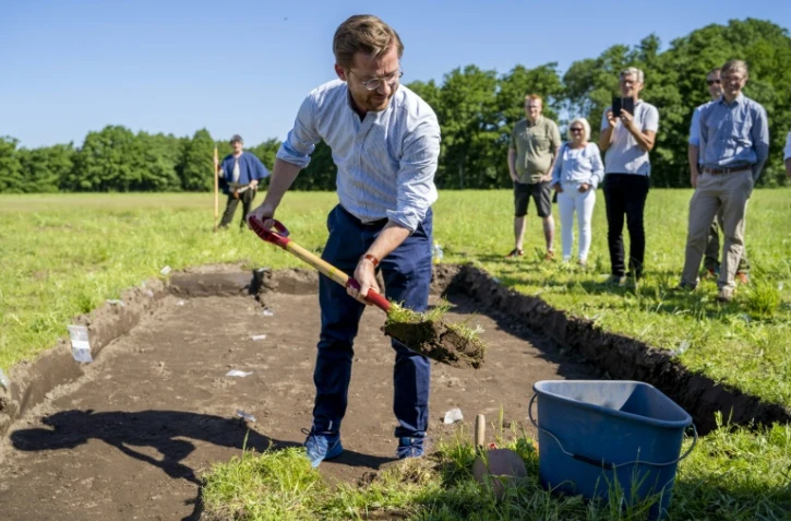 Le ministre norvégien du climat et de l'Environnement Sveinung Rotevatn commence officiellement l'excavation d'un bateau viking découvert près de Halden, au sud d'Oslo, le 26 juin 2020