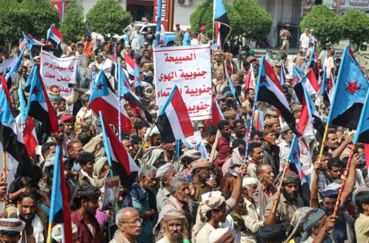 De membres de tribus manifestent leur soutien au mouvement séparatiste sudiste à Aden, dans le sud du Yémen, le 14 décembre 2025