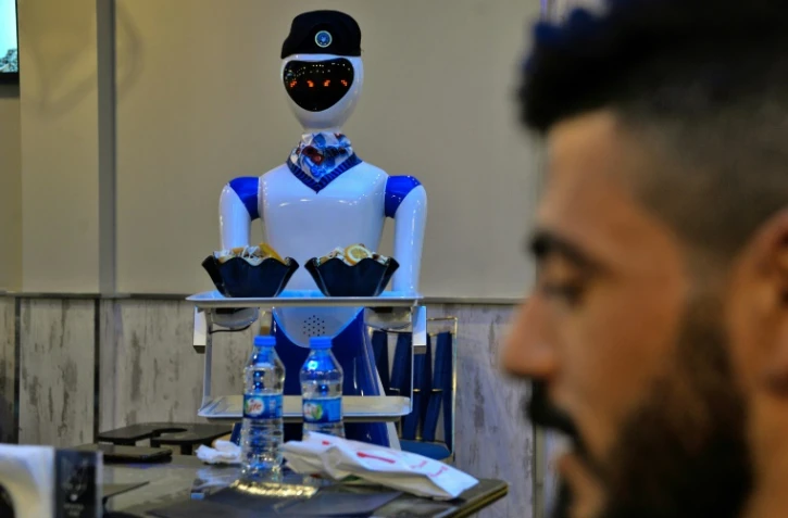 Un robot sert des clients dans le restaurant White Fox, à Mossoul, en Irak, le 17 novembre 2021