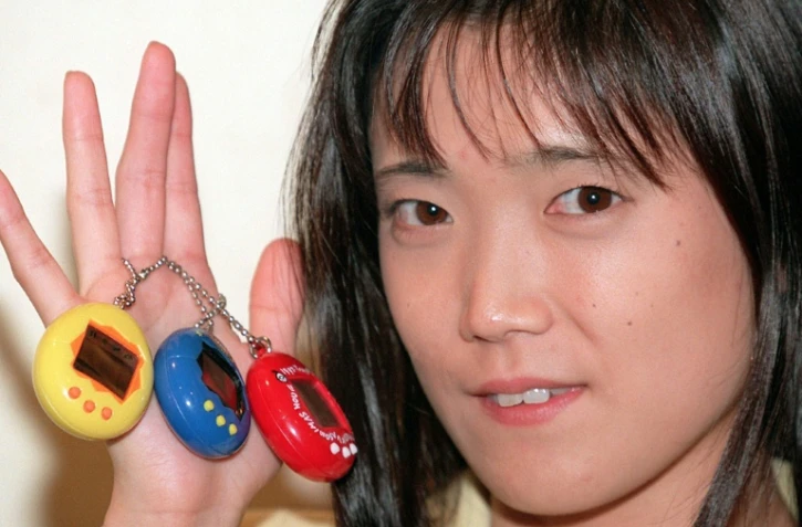 La créatrice pour le groupe japonais Bandai des Tamagotchis, Aki Maita, en présente des exemplaires le 25 août 1997 à Tokyo