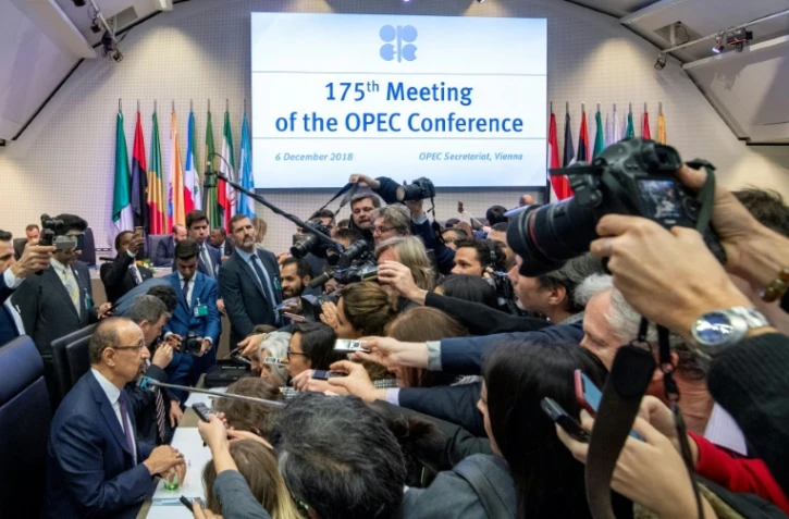 Le ministre saoudien de l'Energie, Khaled al-Faleh (G) parle aux journalistes au siège de l'Organisation des pays exportateurs de pétrole (Opep) à Vienne, en Autriche, le 6 décembre 2018