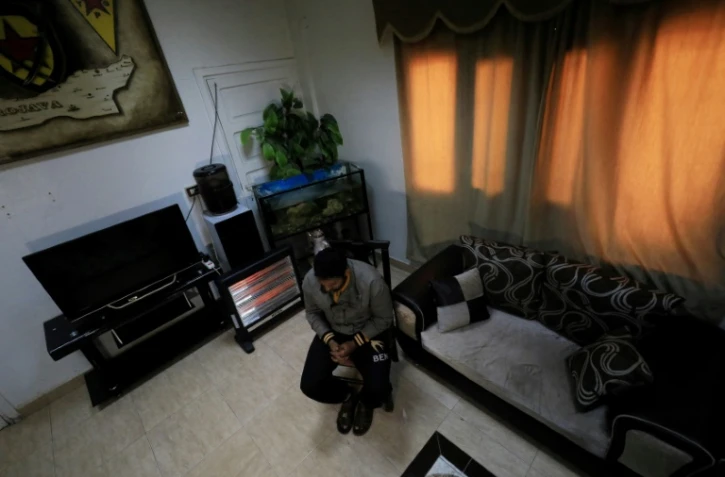 Nawaf, un Bahreïni de 22 ans détenu par les forces kurdes dans le nord-est syrien, accorde une interview dans une maison près d'un commissariat de Rumaylan, le 13 février 2018