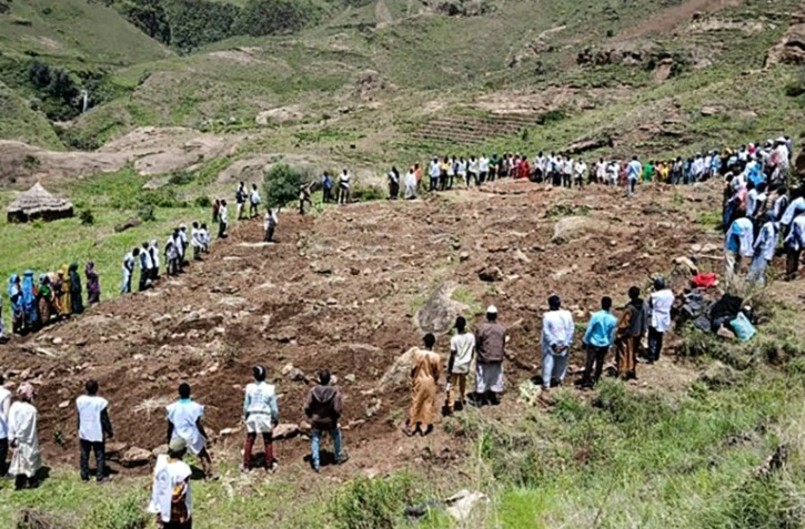 Image distribuée par le Mouvement/Armée de libération du Soudan (MLS), le 4 septembre 2025, montrant des habitants au milieu des débris après qu'un glissement de terrain a dévasté le village de Tarasin, dans la région de Jebel Marra, au Soudan