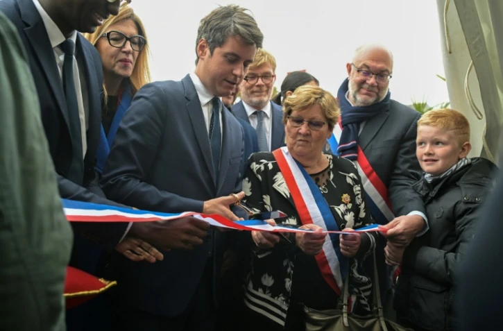 Gabriel Attal lors de sa visite Ă la Foire aux Bulots Ă Pirou dans la Manche le 27 avril 2024