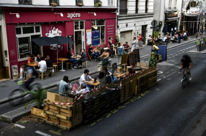 Une terrasse d'un café à Paris, après le premier confinement, le 23 juillet 2020