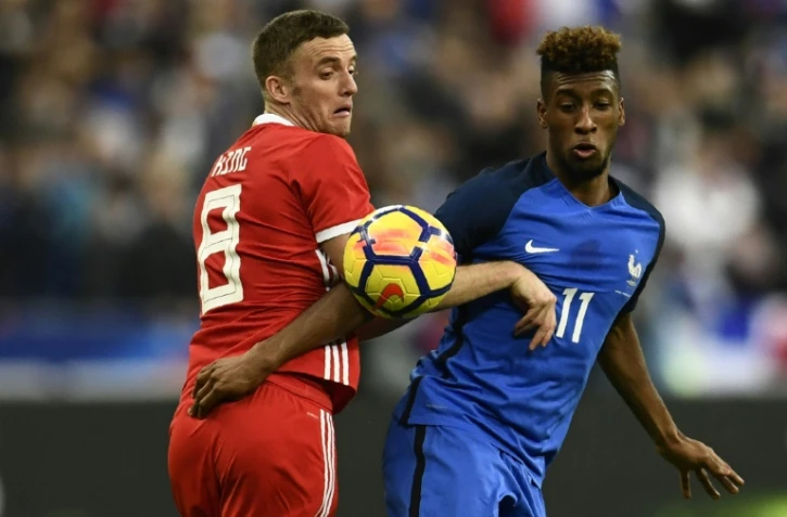 L'attaquant de l'équipe de France  Kingsley Coman (d) à la lutte avec le milieu gallois Andy King en Amical au Stade de France, le 10 novembre 2017 