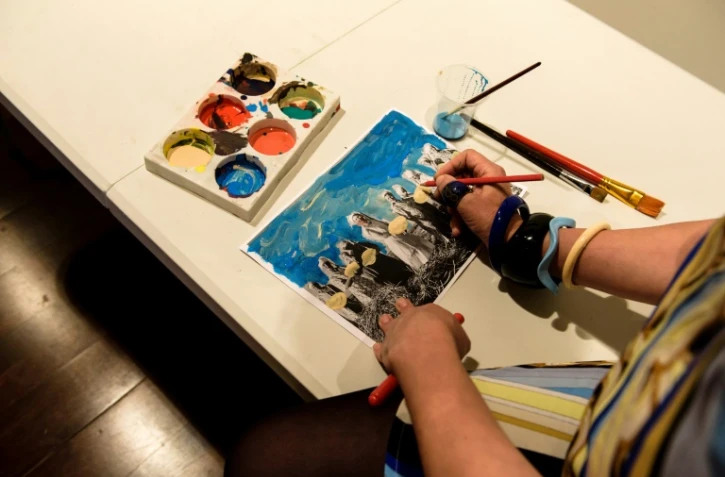 Une dizaine de Chypriotes - grecs et turcs - se prêtent au jeu de la thérapie artistique pour surmonter les expériences traumatiques du conflit, à Paphos le 5 mai 2017