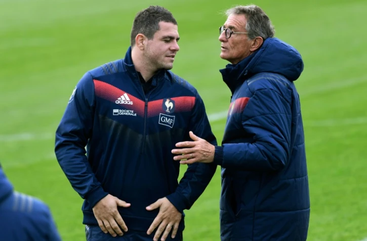 Le sélectioneur du XV de France Guy Noves (d) discute avec le capitaine Guilhem Guirado lors d'une séance d'entraînement à Marcoussis, le 10 novembre 2017