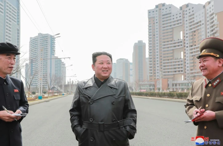 Le dirigeant nord-coréen Kim Jong Un inspectant un nouveau quartier en construction, le 16 mars 2022. Photo de l'agence nord-coréenne KCNA