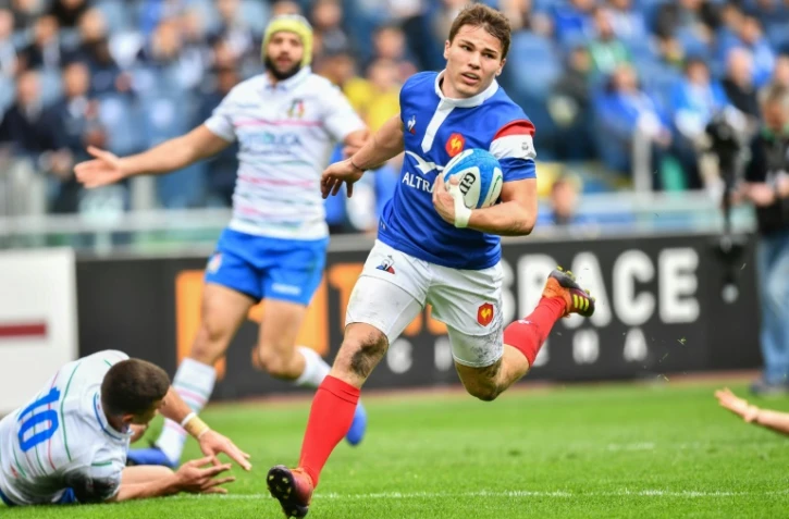 L'échappée du demi de mêlée Antoine Dupont pour l'essai du XV de France contre l'Italie au stade olympique de Rome, le 16 mars 2019